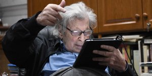 Εχει όλα του τα έργα σε tablet 