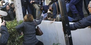 Η στιγμή που η μητέρα της Δώρας προσπαθεί να χτυπήσει με ένα στυλό το δολοφόνο / SOOC: George Vitsaras