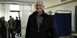 Ο Γιώργος Παπανδρέου ψήφισε στη Ν. Ερυθραία (Φωτογραφία: EUROKINISSI/ΣΤΕΛΙΟΣ ΜΙΣΙΝΑΣ)