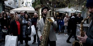 Σε εορταστικό κλίμα η αγορά στην Αθήνα -Η κίνηση στα καταστήματα /Φωτογραφία Αρχείου: Ιntime News