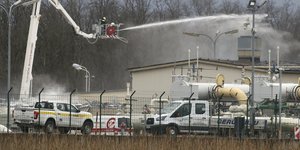 Πυροσβέστες επιχειρούν μετά την έκρηξη στον σταθμό φυσικού αερίου (Φωτογραφία: AP/ Ronald Zak)