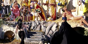 Φωτογραφία: Twitter/ Γυμνόστηθη ακτιβίστρια των Femen προσπάθησε ν’ αρπάξει ομοίωμα του Χριστού από την Πλατεία του Αγίου Πέτρου