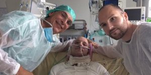 Ο Φρανκ Ντιφουρμαντέλ μαζί με τον δίδυμο αδελφό του Έρικ και τον χειρουργό Μορίς Μιμούν