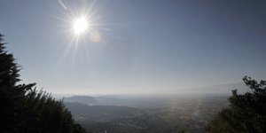 Ηλιος μέχρι την Πρωτοχρονιά (Φωτογραφία: EUROKINISSI/ΘΑΝΑΣΗΣ ΚΑΛΛΙΑΡΑΣ)