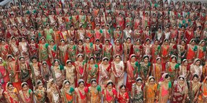 Φωτογραφία: AP/ Εμπορος διαμαντιών πάντρεψε 251 ζευγάρια στην Ινδία και τους χάρισε πανάκριβα δώρα [εικόνες]