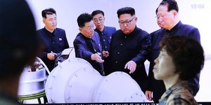 O Κιμ Γιονγκ Ουν περιστοιχισμένος από επιστήμονε που εργάζονται στο πυρηνικό πρόγραμμα της Β.Κορέας (Φωτογραφία: ΑΡ/αρχείο) 