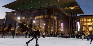 Ανοιχτό και το παγοδρόμιο! φωτογραφίες: SNFCC.org 