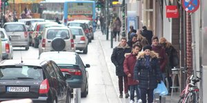 Φωτογραφία: larissanet.gr/ Λάρισα: Αυξημένη παρουσιάζεται η κίνηση στα εμπορικά κατάστημα της πόλης.