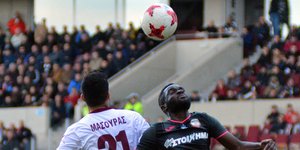 Εναέρια μονομαχία στο AEL FC Arena / Φωτογραφία: ΑΠΕ
