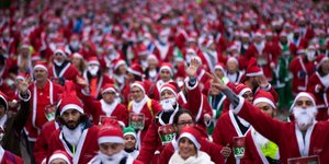 Αγιοι Βασίληδες έτρεξαν στη Μαδρίτη για φιλανθρωπικό σκοπό (Φωτογραφία: AP Photo/Francisco Seco)
