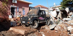 Καταστροφές στη Μάνδρα μετά τη φονική κακοκαιρία (Φωτογραφία: Eurokinissi)