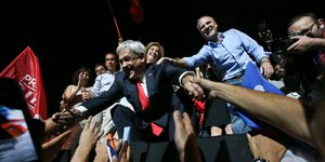 O Σεμπαστιάν Πινιέρα γιορτάζει τη νίκη του με οπαδούς του (Φωτογραφία: ΑΡ) 