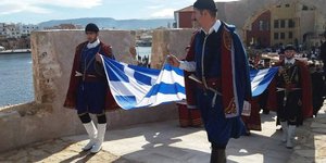 Ύψωσαν την Ελληνική σημαία