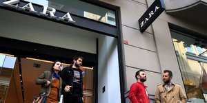 Γιατί πρέπει να πλένετε τα ρούχα από τα Zara και 17 ακόμη πράγματα που δεν γνωρίζετε -Ενας υπάλληλος αποκαλύπτει /Φωτογραφία: AP