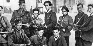 Μέλη της ομάδας των Εβραίων Εκδικητών - στο κέντρο ο ηγέτης τους Abba Kovner (Φωτογραφία: Wikipedia)