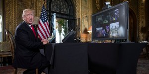 O Ντόναλντ Τραμπ στη διάρκεια πρόσφατης τηλεδιάσκεψης με στρατιωτικούς επιτελείς (Φωτογραφία: ΑΡ) 