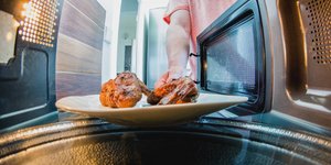 Οι φούρνοι μικροκυμάτων επιδεινώνουν την κλιματική αλλαγή όσο και ένα αυτοκίνητο! /Φωτογραφία: Shutterstock