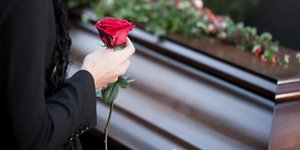 Φωτογραφία: Shutterstock/ Σοκαριστικό: Γυναίκα στην Αφρική γέννησε 10 μέρες μετά τον θάνατό της