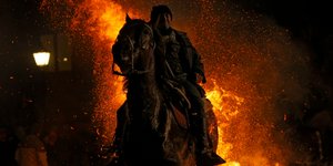 Οι φωτιές του Αγίου Αντωνίου στην Ισπανία (Φωτογραφία: AP Photo/Francisco Seco)