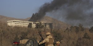 Μαύρος καπνός υψώνεται από το ξενοδοχείο μετά την έφοδο (Φωτογραφία: AP/ Rahmat Gul)
