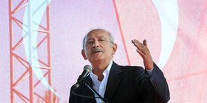 Ο Κιλιτσντάρογλου απειλεί με εισβολή στα νησιά του Αιγαίου (Φωτογραφία: AP)