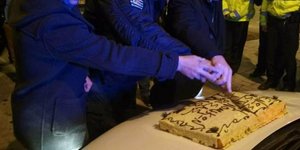 Πάνω σε περιπολικό έκοψαν βασιλόπιτα οι αστυνομικοί στη Λάρισα (Φωτογραφία: onlarissa)