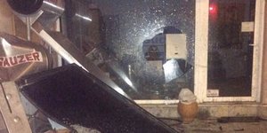 Το αυτοκίνητο κατέληξε σε κατάστημα (Φωτογραφία: tinelarissa)