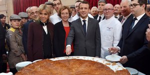 O Εμανουέλ Μακρόν κόβει την «πίτα των βασιλιάδων» στο Ελυζέ (Φωτογραφία: ΑΡ) 