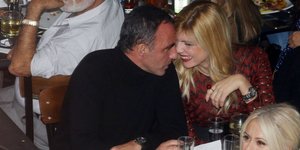 Φωτογραφία: NDP/ Ο Νίκος Αλιάγας σε τρυφερές στιγμές με την γυναίκα του σε νυχτερινή έξοδο στην Αθήνα [εικόνες]