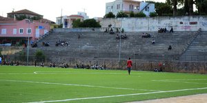 Λέσβος: Μετανάστης έριξε κουτουλιά σε υπεύθυνο του γηπέδου της Μόριας (Φωτογραφία: LesvosPost.gr)