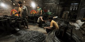 Εργαζόμενοι σε εργοστάσιο οικοδομικών υλικών στην Ινδία (Φωτογραφία: ΑΡ/αρχείο)