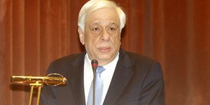 Ο Προκόπης Παυλόπουλος βραβεύτηκε από τον πρόεδρο της ΕΟΕ (Φωτογραφία:  ΘΑΝΑΣΗΣ ΔΗΜΟΠΟΥΛΟΣ / EUROKINISSI)