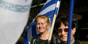 Μέλη της Ελλήνων Συνέλευσις συγκεντρώθηκαν στον σταθμό του Μετρό στη Δάφνη/ Φωτογραφία: Intimenews