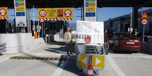 Απτόηττοι οι οπαδοί του καταζητούμενου Σώρρα: Μοίραζαν φυλλάδια στα διόδια του Ρίου /Φωτογραφία: Dete.gr