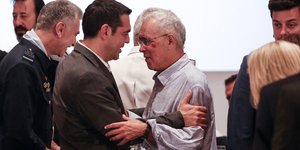 Ο Αλέξης Τσίπρας με τον Κώστα Ζουράρι (Φωτογραφία: SOOC/ ΜΕΝΕΛΑΟΣ ΜΥΡΙΛΛΑΣ)