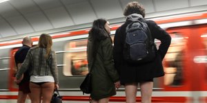 Ασυνήθιστο το θέαμα στο μετρό της Πράγας (Φωτογραφία: ΑΡ)