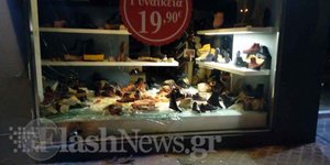 Φωτογραφία: flashnews.gr/ Ηλικιωμένος «καρφώθηκε» σε βιτρίνα καταστήματος στα Χανιά- Κόλλησε το γκάζι στο αυτοκίνητό του [εικόνες]