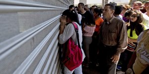 Πολίτες έξω από σούπερ μάρκετ στο Καράκας (Φωτογραφία: AP/ Fernando Llano)