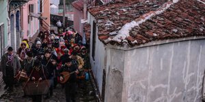 Αναβίωσε το έθιμο της περικεφαλαίας στην Αγιάσο (Φωτογραφία: ΑΠΕ)