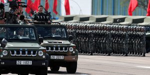 Υπό την ηγεσία του Σι Τζινπίνγκ η Κίνα έχει επιταχύνει τον εκσυγχρονισμό των ενόπλων της δυνάμεων (Φωτογραφία: ΑΡ) 