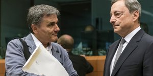 Ο Ευκλείδης Τσακαλώτος με τον Μάριο Ντράγκι (Φωτογραφία: AP/ Geert Vanden Wijngaert)