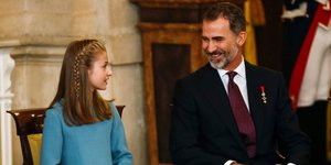 Ο βασιλιάς Φελίπε και η 12χρονη πριγκίπισσα Λεονόρ. Φωτογραφία: AP