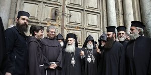 Ο πατριάρχης Ιεροσολύμων Θεόφιλος Γ' μπροστά στις κλειστές πύλες του Ναού του Παναγίου Τάφου (Φωτογραφία: ΑΡ)