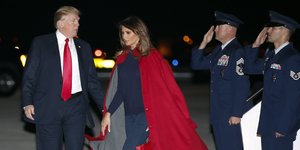 Η Μελάνια Τραμπ προσπερνά τον Αμερικανό πρόεδρο (Φωτογραφία: AP/ Carolyn Kaster)