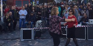 Χορός και τραγούδι στο Μοναστηράκι (Φωτογραφία: iefimerida.gr)