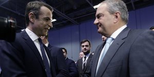 Ο Κυριάκος Μητσοτάκης με τον Κώστα Καραμανλή (Φωτογραφία: EUROKINISSI/ΓΙΑΝΝΗΣ ΠΑΝΑΓΟΠΟΥΛΟΣ)