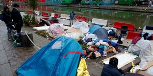 Πρόσφυγες σε αυτοσχέδιο καταυλισμό στο Παρίσι (Φωτογραφία: ΑΡ)