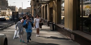 Στιγμιότυπο από την καθημερινή ζωή στη Μόσχα (Φωτογραφία: AP Photo/Alexander Zemlianichenko)