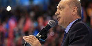 Ο Ρετζέπ Ταγίπ Ερντογάν στην ομιλία του στην Σαμψούντα. Φωτογραφία: AP