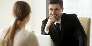 Πείτε τους ότι κοιτάτε και αλλού. Φωτογραφία: Shutterstock 